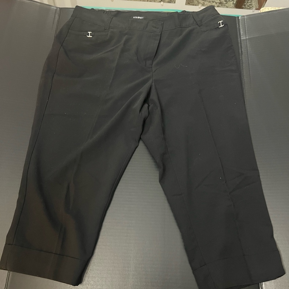 Roz & Ali Black Capris